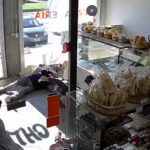 Otro violento asalto en un comercio quedó filmado mientras pasaba un patrullero por afuera