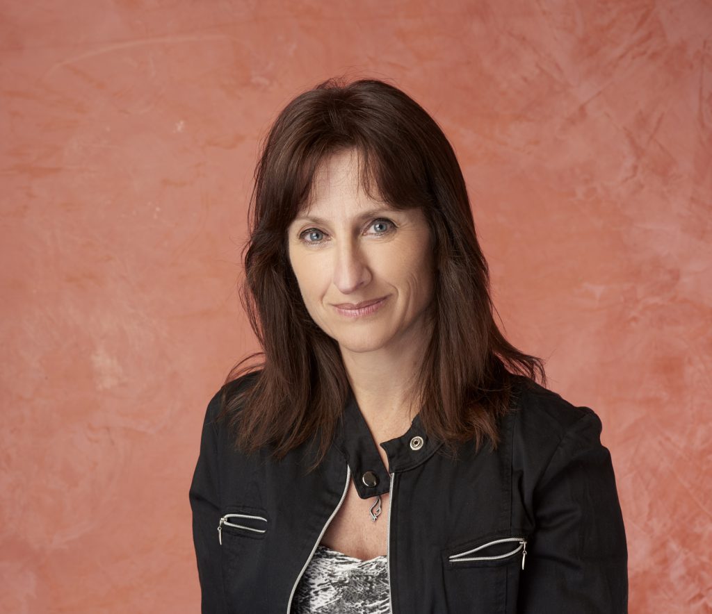 Gabriela Exilart es escritora, abogada, docente de la Facultad de Derecho de la UNMdP, coordinadora de talleres de escritura y autora de 13 novelas. / Foto: Alejandra López. 