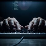 Investigan a tres hombres por poseer o distribuir pornografía infantil