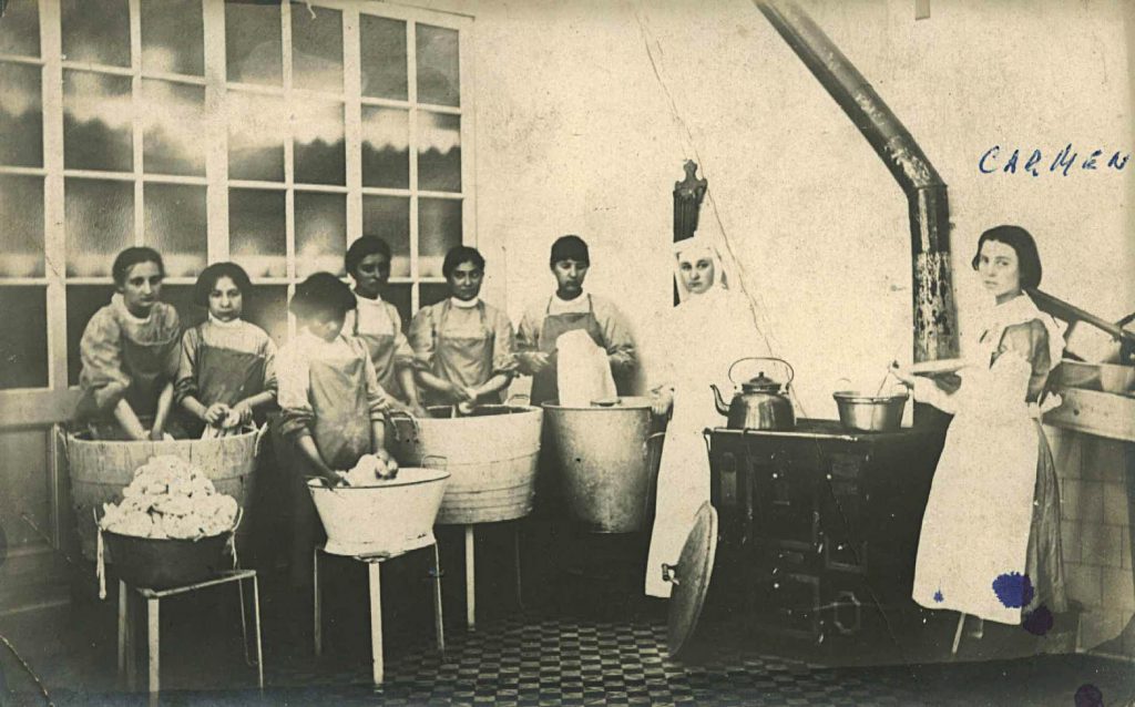 Lavandería del Asilo Unzué cerca de 1912, fecha próxima a la llegada de las primeras pupilas.