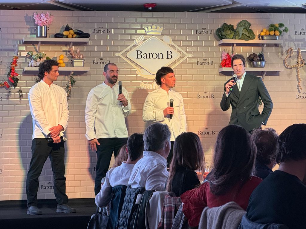 El evento fue conducido por el modelo Iván de Pineda.