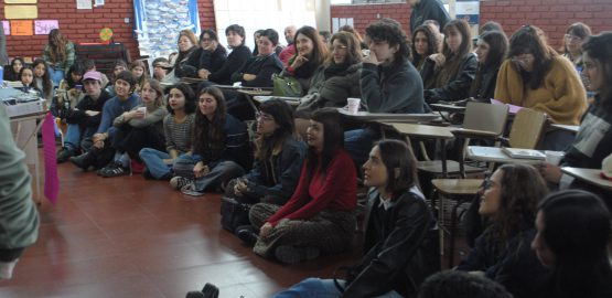 Los estudiantes del Taller de Oralidad y Escritura, durante la muestra abierta en la Facultad de Humanidades.