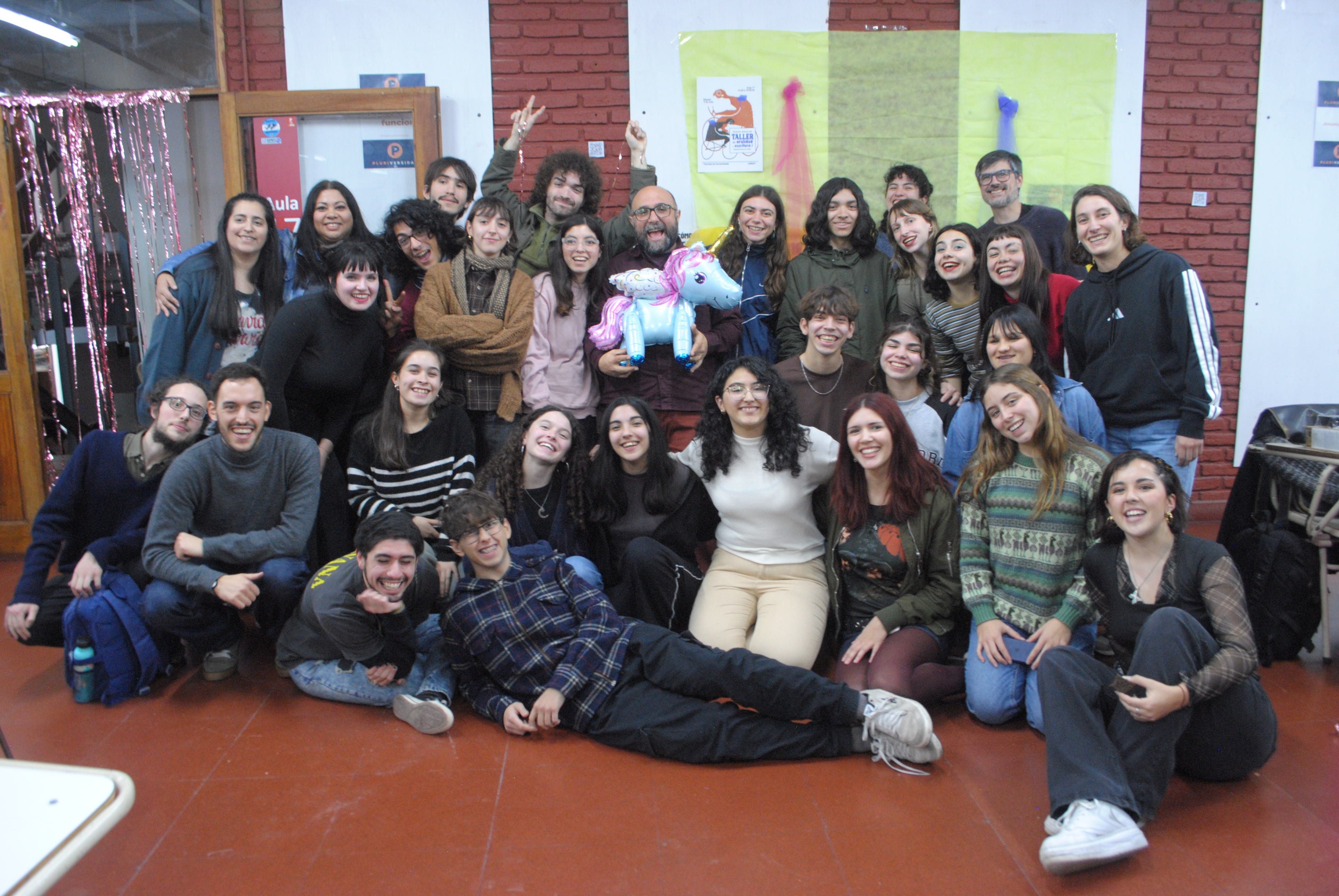 El equipo docente y los estudiantes del Taller de Oralidad y Escritura, materia de primer año de Letras. 