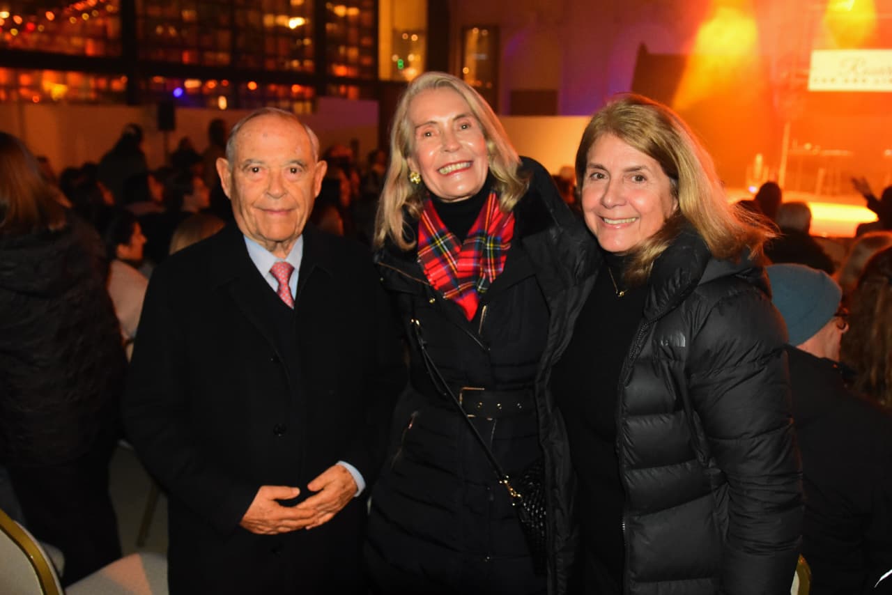 Las directoras de la institución, Marcela Stewart de Tovo y Stella Barbuzzi de Suárez, junto a Florencio Aldrey. 