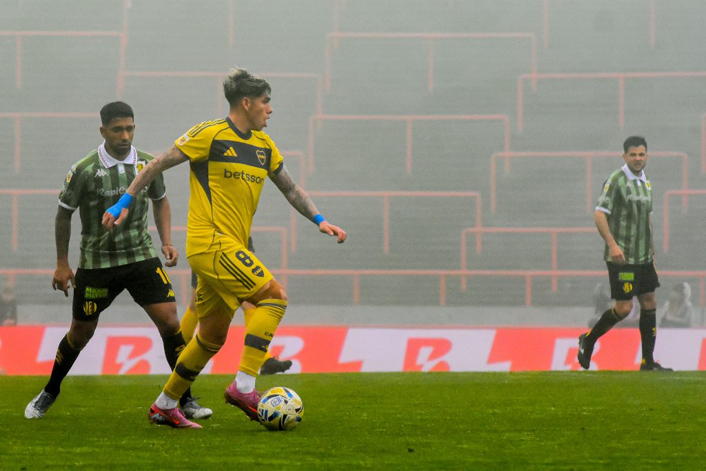 Matías García observa el andar de Carlos Palacios. El cordobés dejó de ser jugador de Aldosivi 48 horas después de jugar ante Boca.