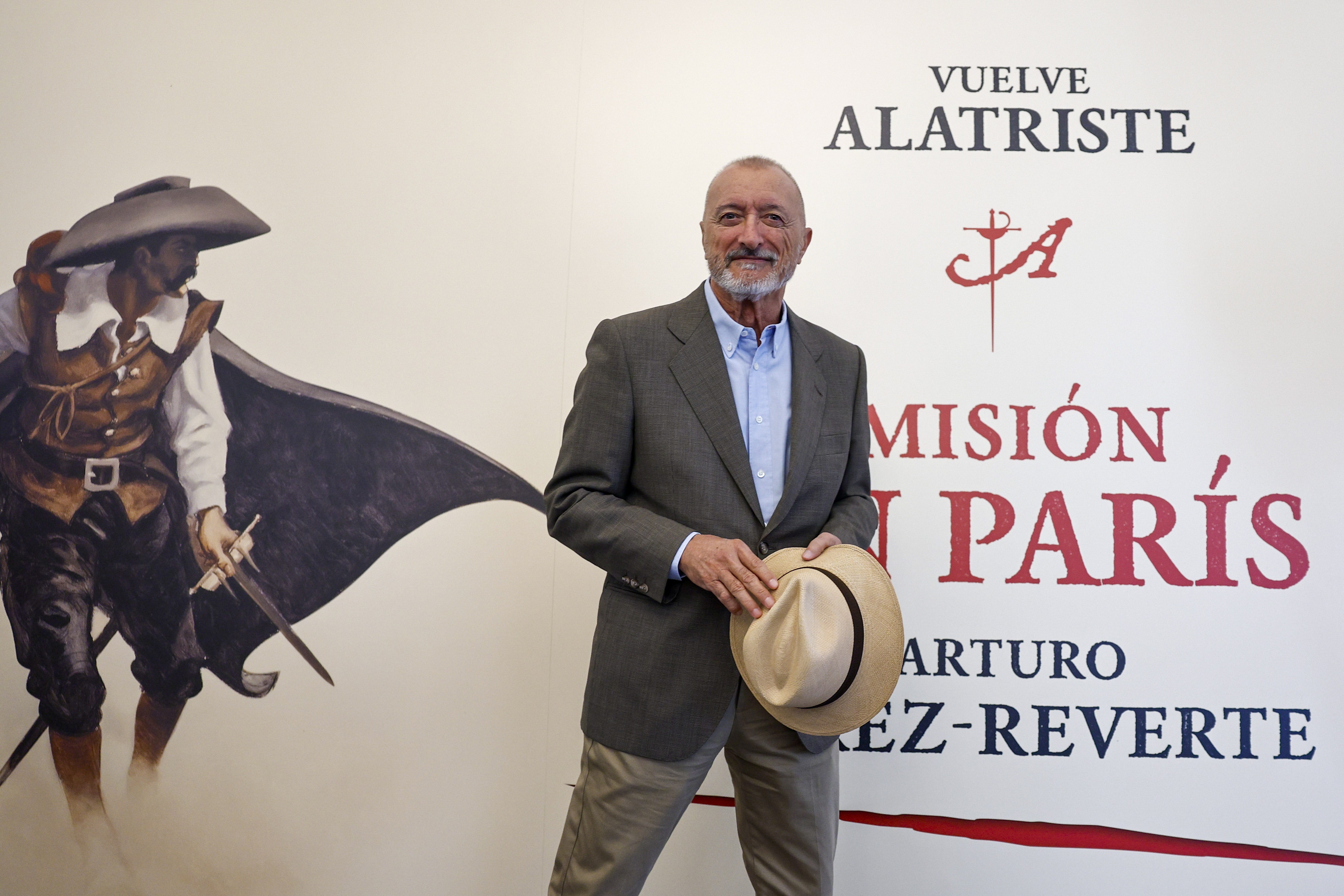 Arturo Pérez-Reverte presenta su nueva novela sobre el capitán Alatriste, 'Misión en París'