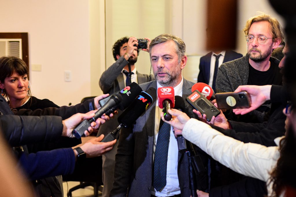 El fiscal Carlos Martínez habló con la prensa al finalizar la audiencia..