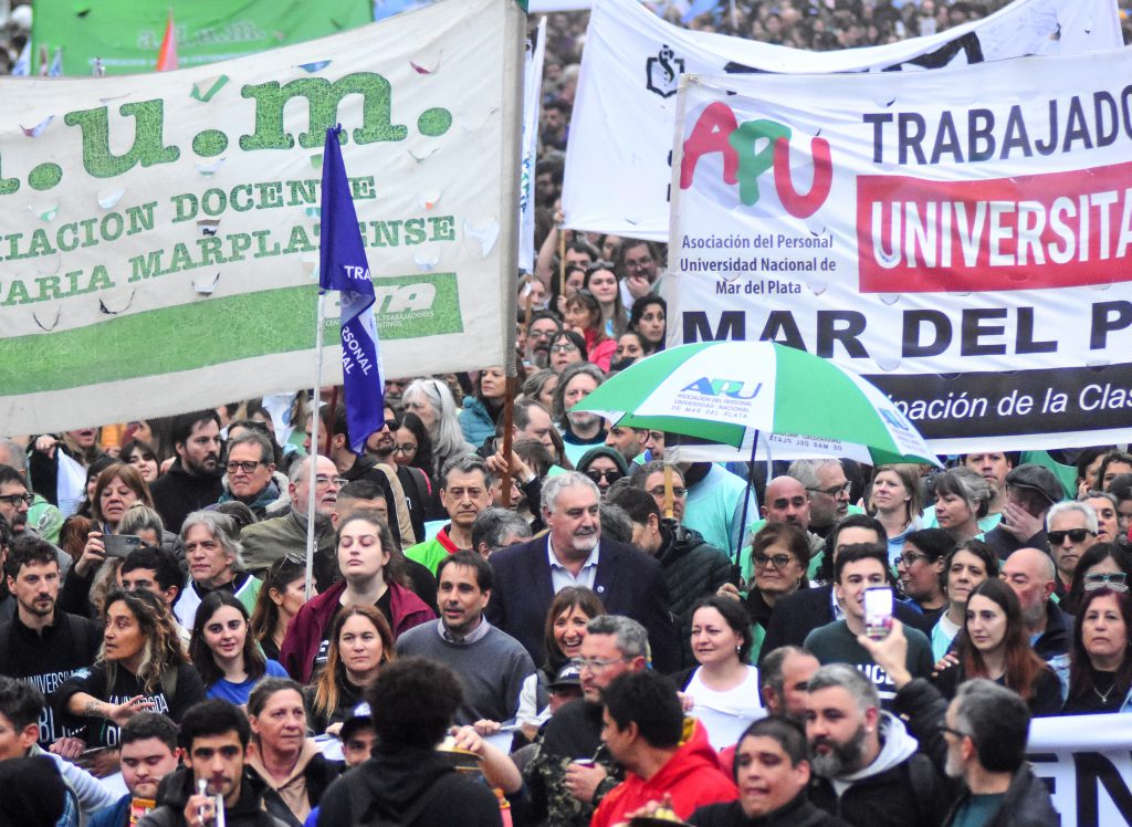 Alfredo Lazzeretti, Mónica Biasone y Enrique Romanín, días atrás en la tercera marcha federal universitaria. 