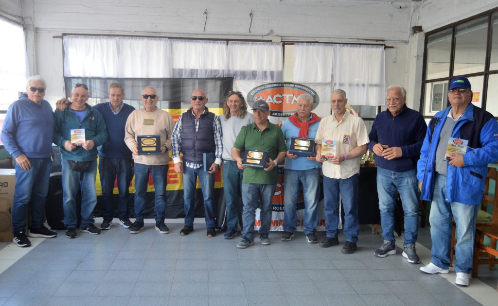 Algunos de los pilotos, preparadores, creadores y colaboradores de la Monomarca agasajados en la confitería.