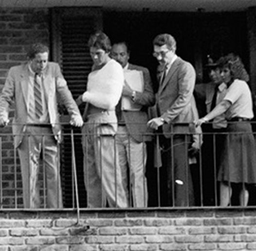 García Collins en el balcón junto a Carlos Monzón, durante su trabajo en el emblemático caso.
