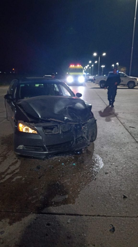 Insólito: chocó su auto de lujo, mandó al hospital a dos personas y se fue del lugar