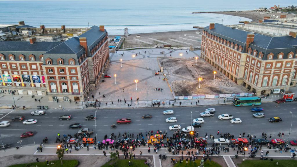 Foto: dron de Raúl Rizzo. Excelente imagen aérea de los autos de competición sobre el Boulevard Marítimo. Una verdadera postal.
