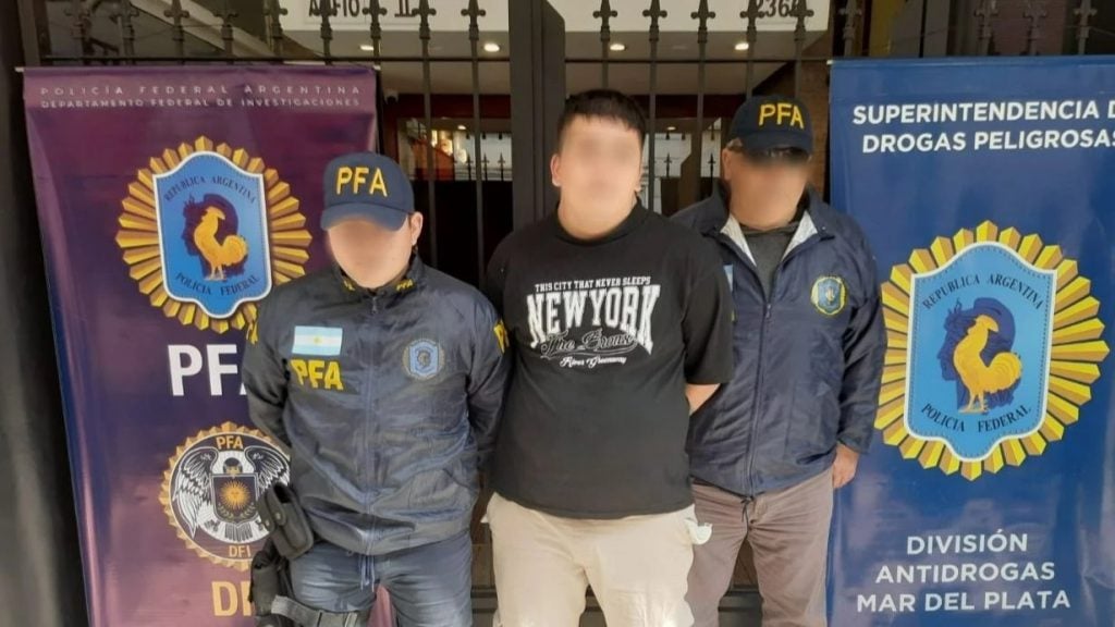 Vendían medias, gorros, accesorios y droga en pleno centro