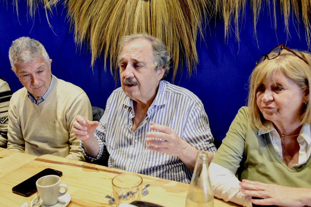 Ricardo Alfonsín, junto a Marina Cassese y Gustavo López, candidatos a diputados nacionales de Proyecto Sur. 