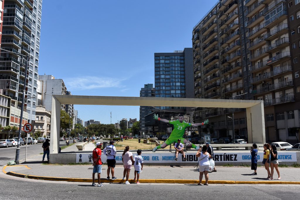 El arco construido para la Cumbre de 2005 se resignificó después del Mundial de Qatar, en 2022, con la gigantografía del arquero marplatense Emiliano “Dibu” Martínez.