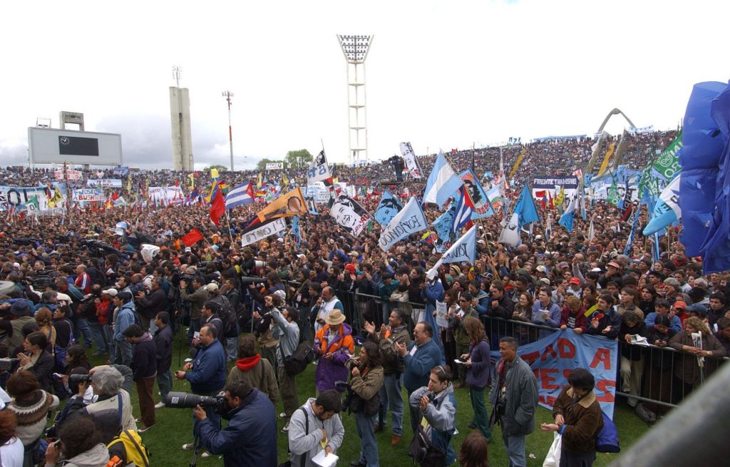 La Cumbre de los Pueblos o Contracumbre se cerró el 4 de noviembre con asistencia multitudinaria en el estadio mundialista José María Minella. 
