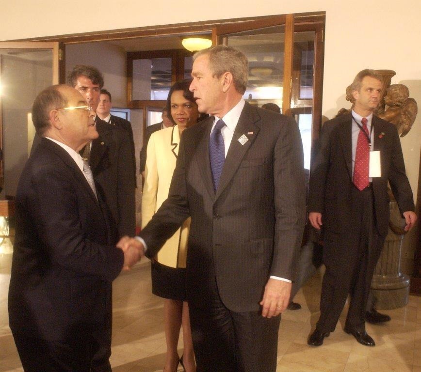 George W. Bush ingresando al Hermitage, donde fue recibido por su titular, Florencio Aldrey.