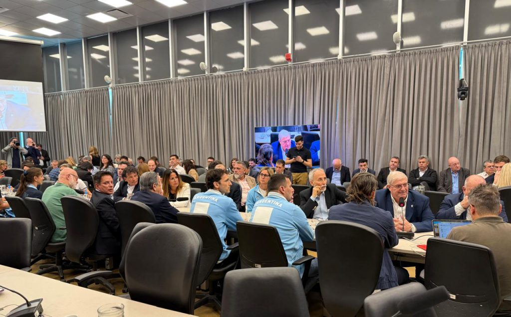 Foto: Prensa COA Imagen de la reunión en la que deportistas, dirigentes y representes de atletas expusieron ante los diputados. 