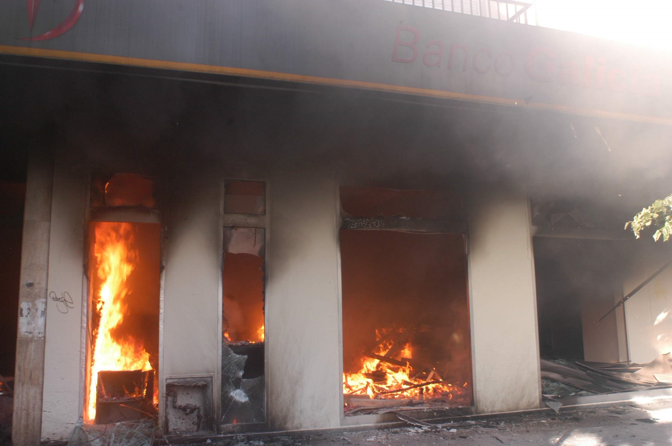 El Banco Galicia fue destruido por el fuego de los violentos.