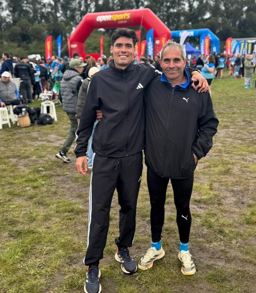 El triunfador en los 15K, Fausto Alonso junto a su entrenador, Oscar Raimo.