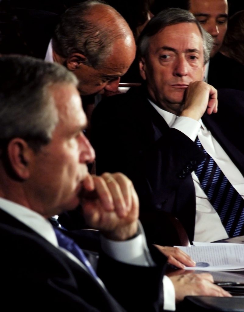 Kirchner y Bush se vieron las caras en un encuentro de casi 50 minutos que estuvo cargado de tensión. 