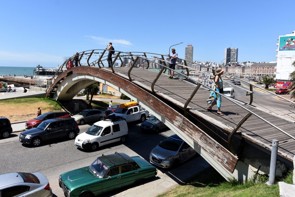 El puente que en 2005 se incorporó a la panorámica marplatense se llama “Presidente Arturo Umberto Illia”, pero las costumbres populares lo hicieron conocido como el “de los candados”.