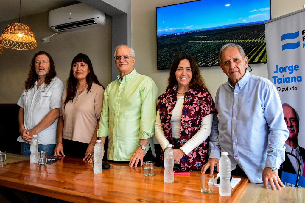 TAIANA CONFERENCIA 06