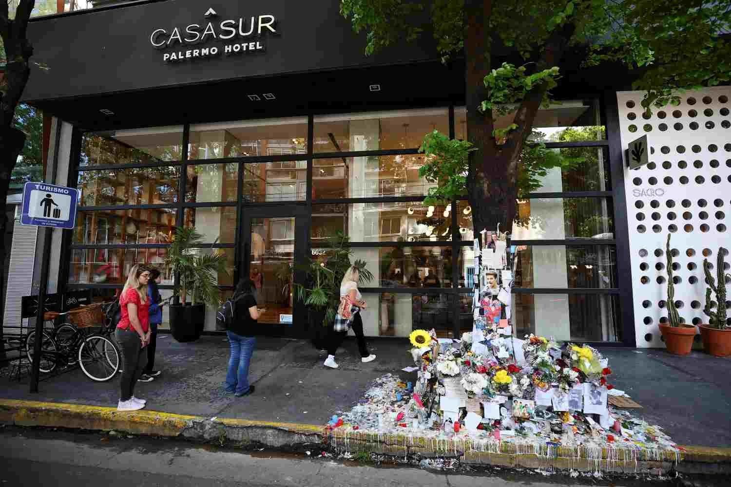 Los fanáticos armaron un "santuario" en la entrada del hotel donde el cantante falleció.