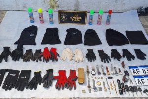 Elementos secuestrados durante el operativo.