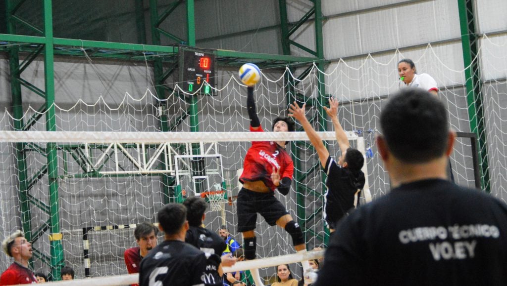 Gonzalo Aulisi en la semifinal que Banco Provincia le ganó a Liniers.