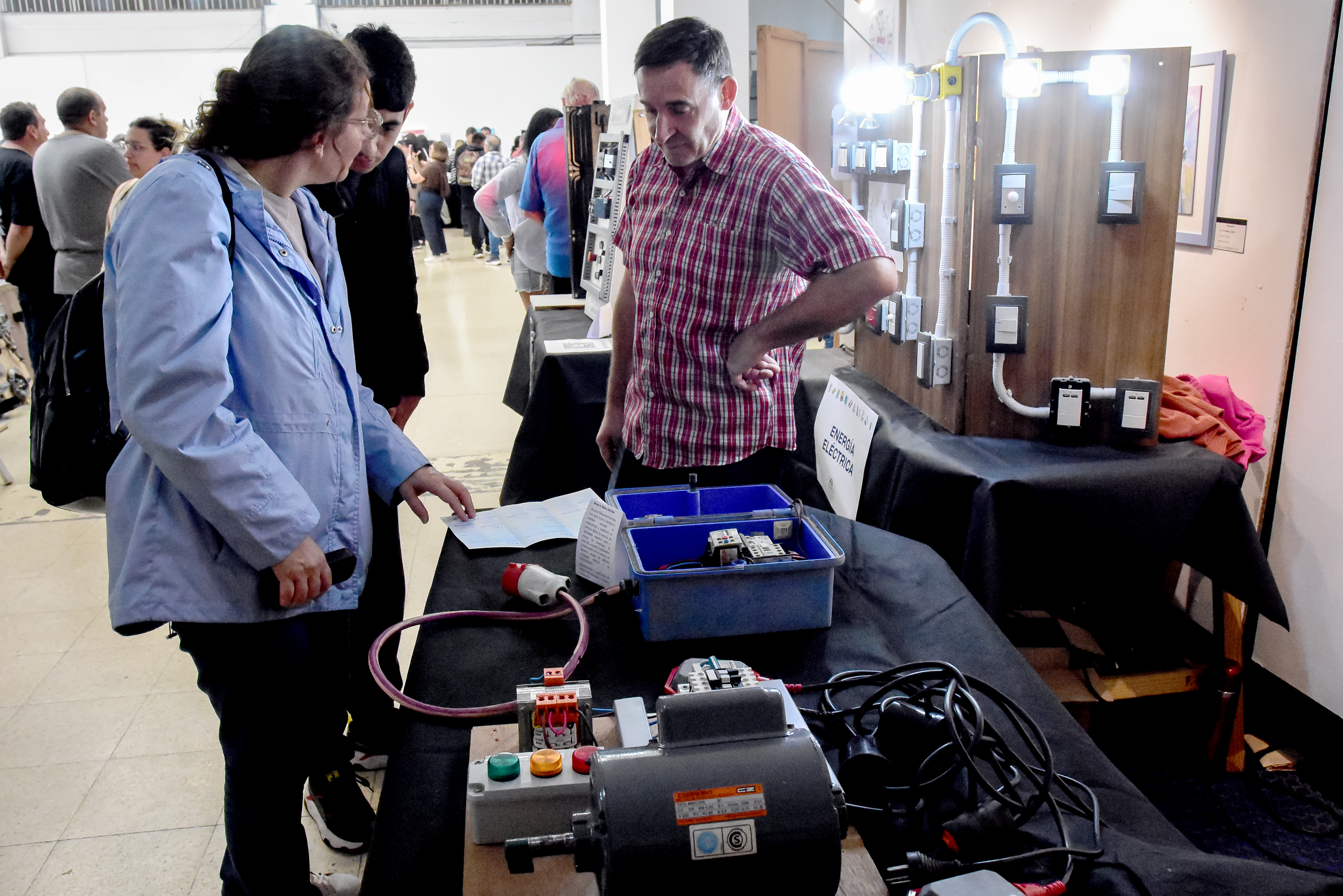  El técnico  Mariano Regaidaz enseña electricidad.