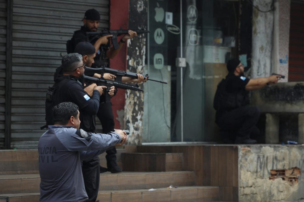 La policía lanzó una gran operación en dos favelas con el objetivo de arrestar a los cabecillas del Comando Vermelho, la mayor facción criminal de la ciudad brasileña, y de frenar su expansión territorial. 