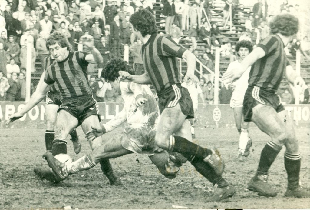 Diego Maradona disputa el balón con Jorge Fernández. San Lorenzo acumula 140 partidos en primera división. Entre ellos fue protagonista de los dos primeros goles de Maradona y el gol número 100 de Diego en primera (Foto Javier Roimiser).