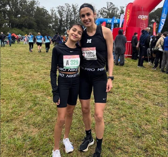 Después de ganar los 15K, Sofía Luna posa con Renata Sáenz, de apenas 11 años, quinta en los 5K.
