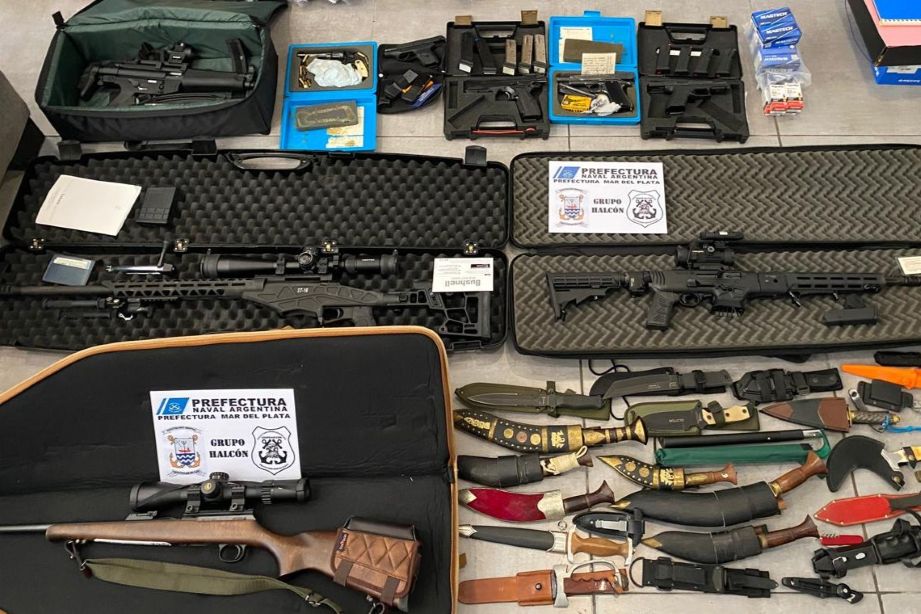 El arsenal incautado en los allanamientos incluye nueve armas de fuego, -entre ellas, fusiles, subfusiles, carabinas y pistolas- municiones de diversos calibres y varias armas blancas.
