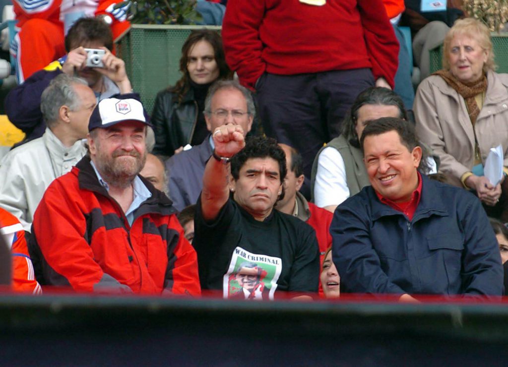 El expresidente de Venezuela, Hugo Chávez, junto a Diego Armando Maradona y el ex diputado nacional, Miguel Bonasso, durante el acto de cierre de la III Cumbre de los Pueblos, realizado en el Estadio Mundialista de Mar del Plata. 