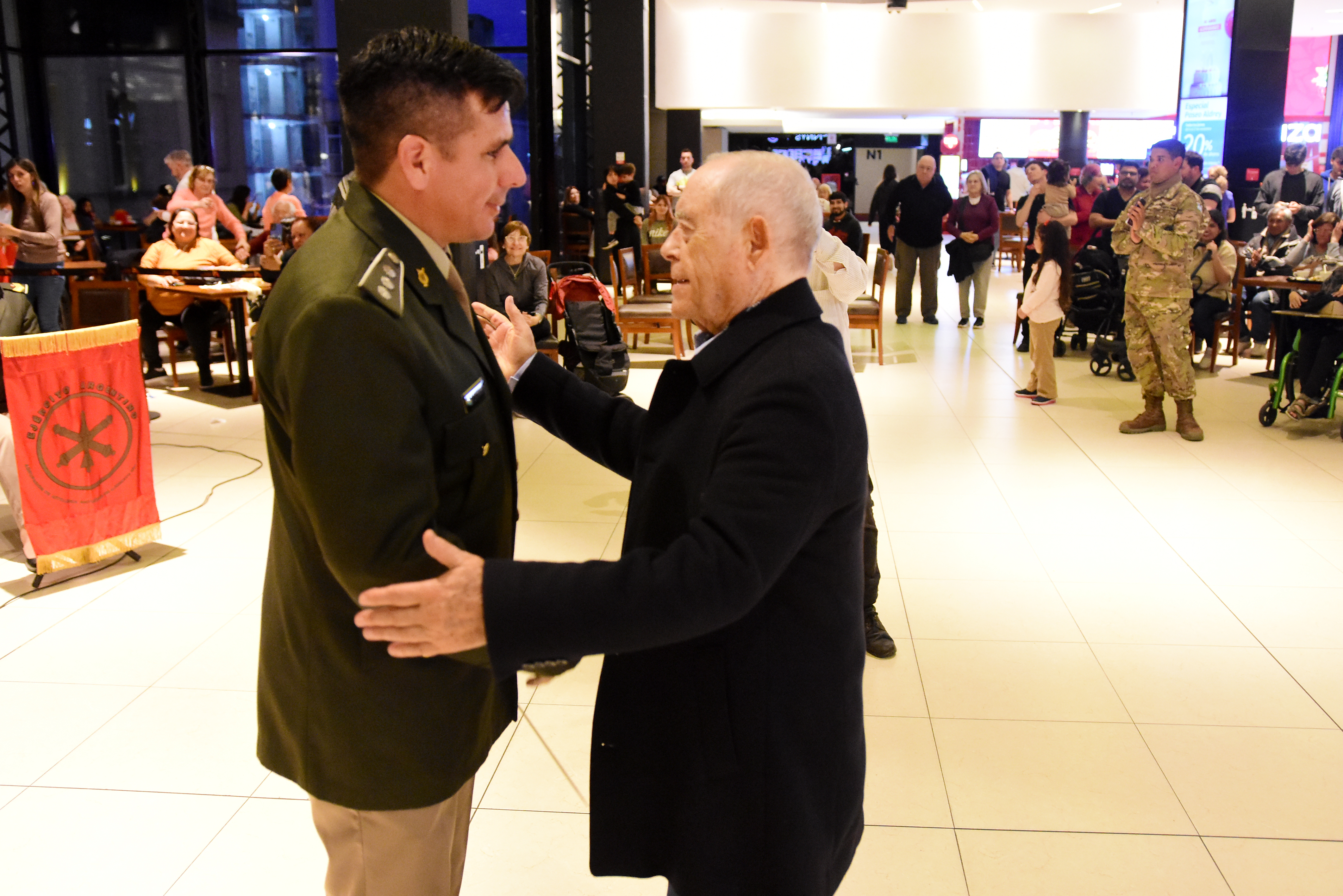 El director de la Banda, capitán maestro Fernando Javier Fernández Candia, saluda a Florencio Aldrey.