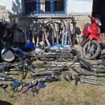 Allanamiento en Las Avenidas: secuestraron motos robadas, autopartes y cocaína