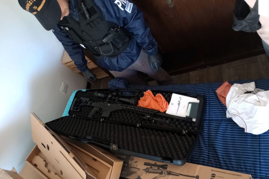 Uno de los fusiles con mira telescópica y alto poder de fuego secuestrado por Prefectura Naval.