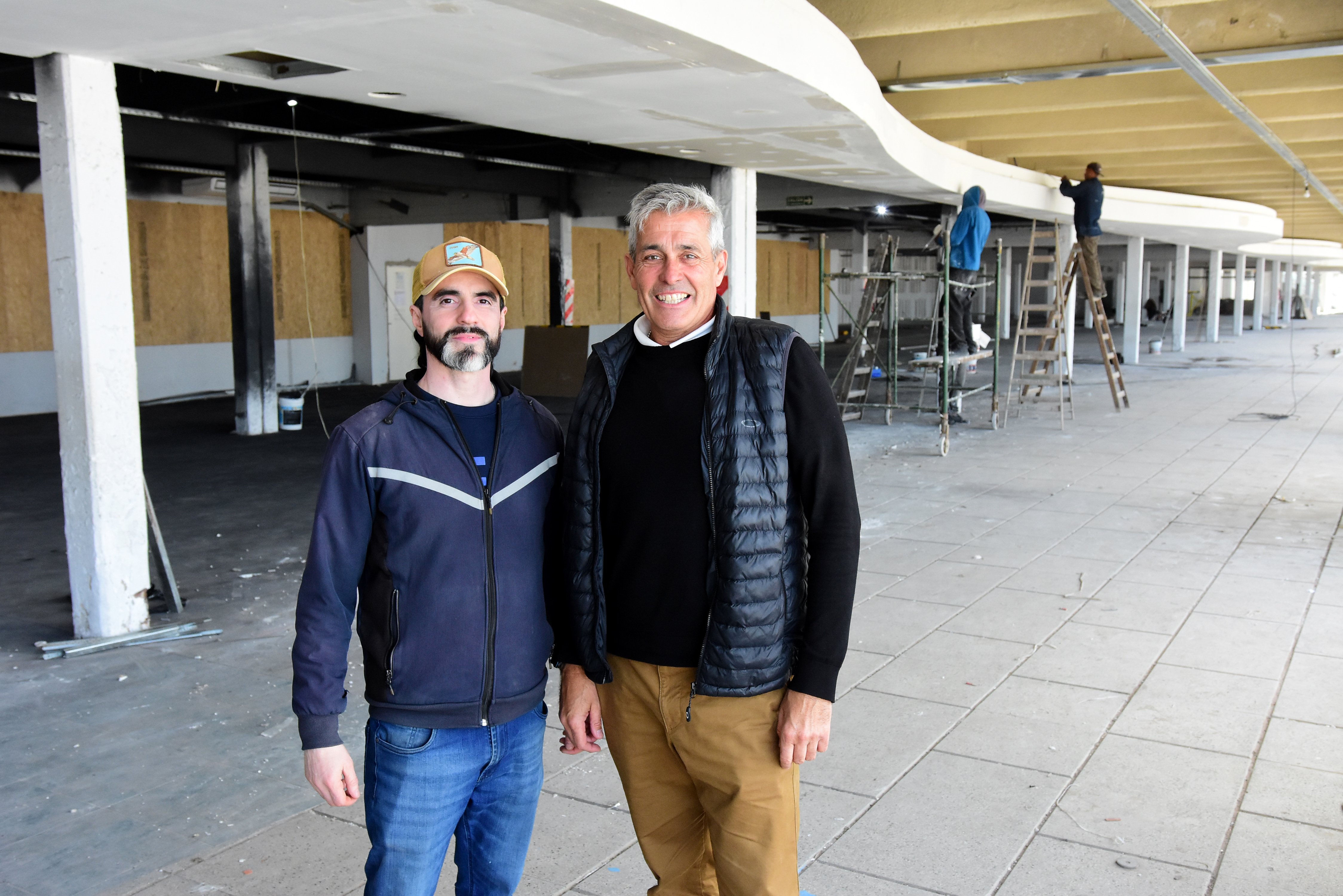 El arquitecto Mariano Dorado junto a su colaborador Julián Gonzalez en la obra. 