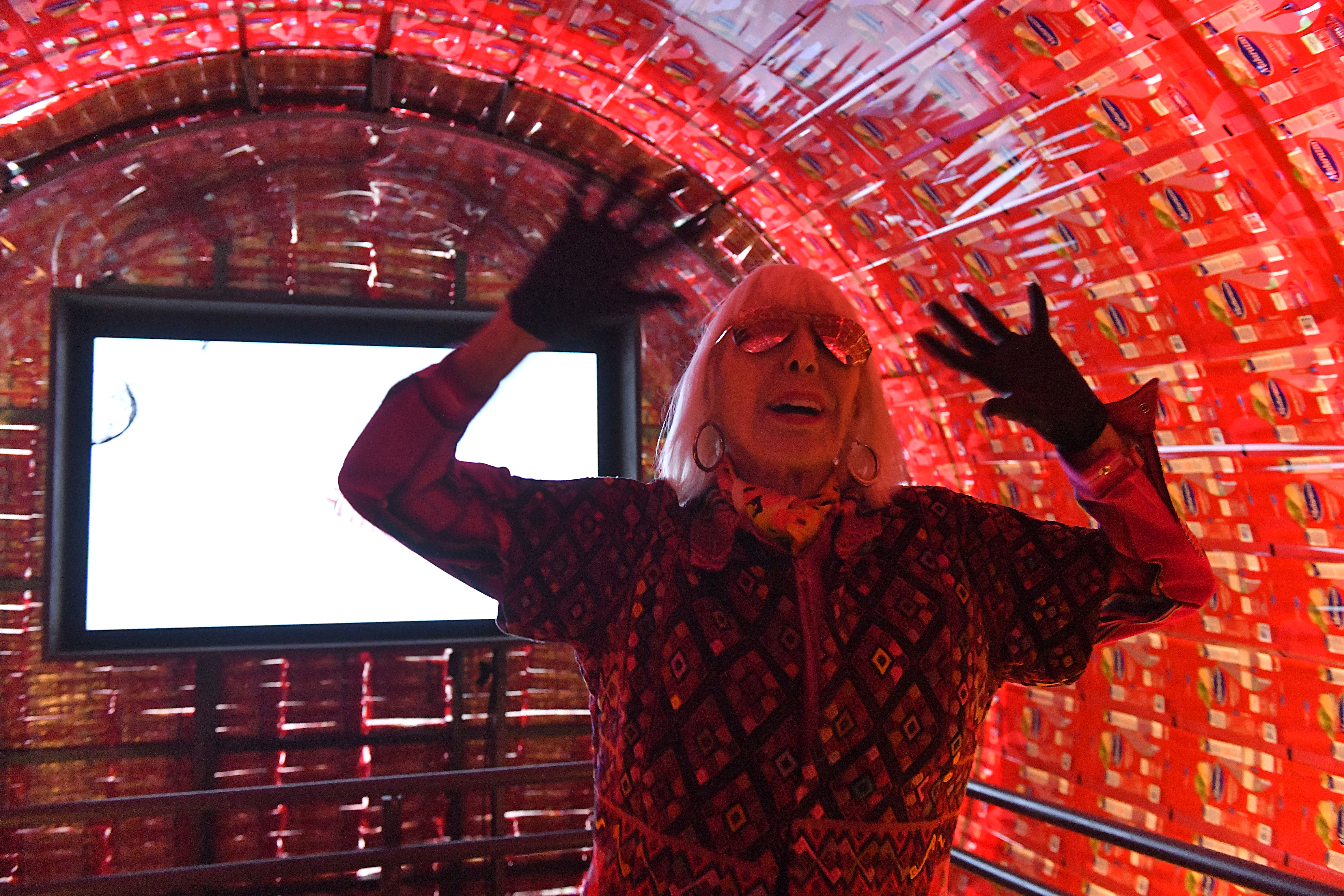 Artista plástica Marta Minujín inaugura una 'Torre de Pisa de espaguetis' en Buenos Aires