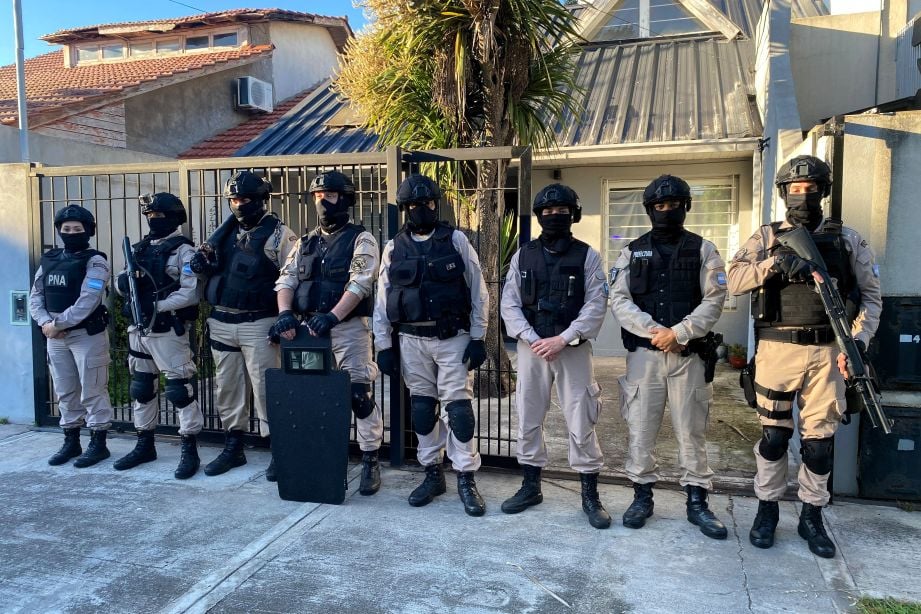 Efectivos de la Prefectura Naval Argentina en uno de los allanamientos.