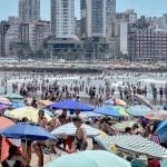 Verano 2026: la Provincia lanzó beneficios en hoteles, balnearios, espectáculos y comercios