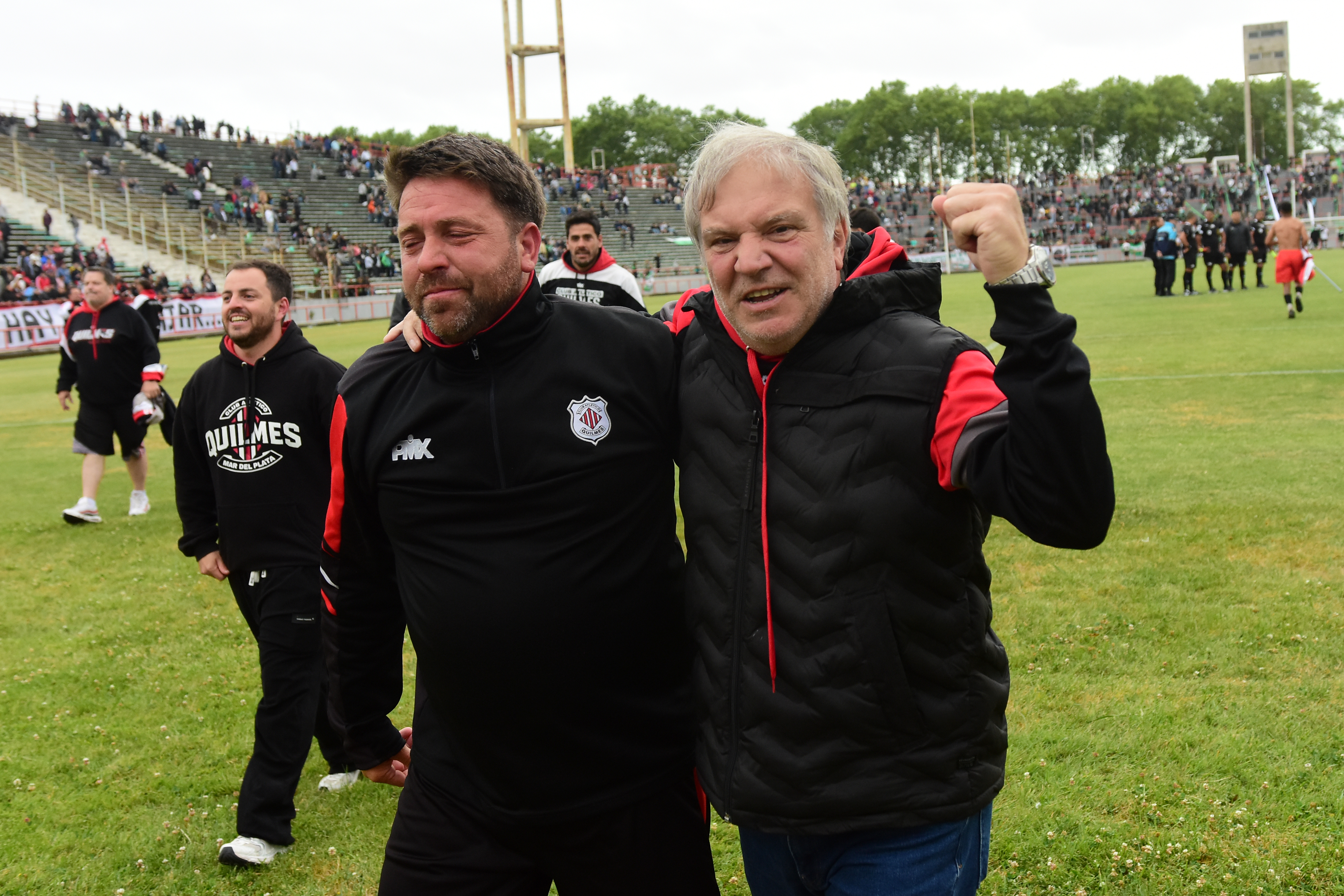 Ezequiel Puente (izquierda) junto al presidente quilmeño, Marcelo Jiménez.