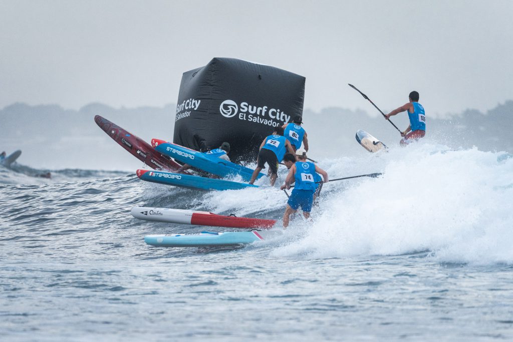 Foto: Sean Evans/ISA Imagen del SUP Race Técnico masculino, con un viraje complicado en la boya sobre la rompiente.