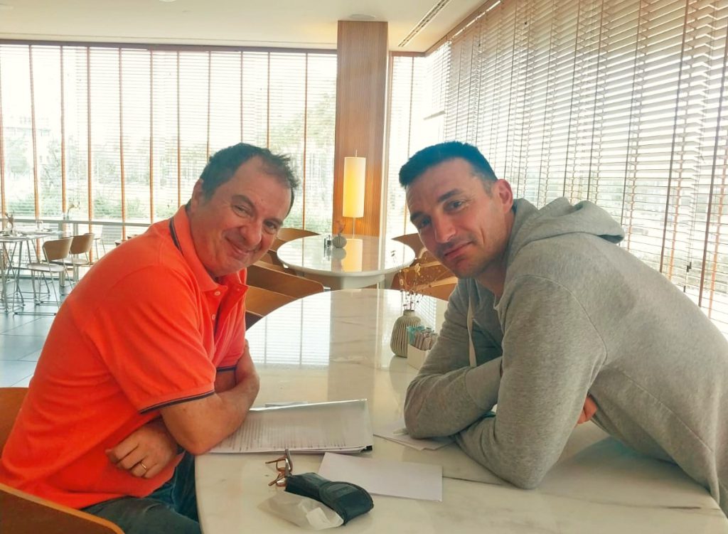Diego Borinsky y Lionel Scaloni, durante una de las entrevistas para el libro. Foto: archivo personal del autor.
