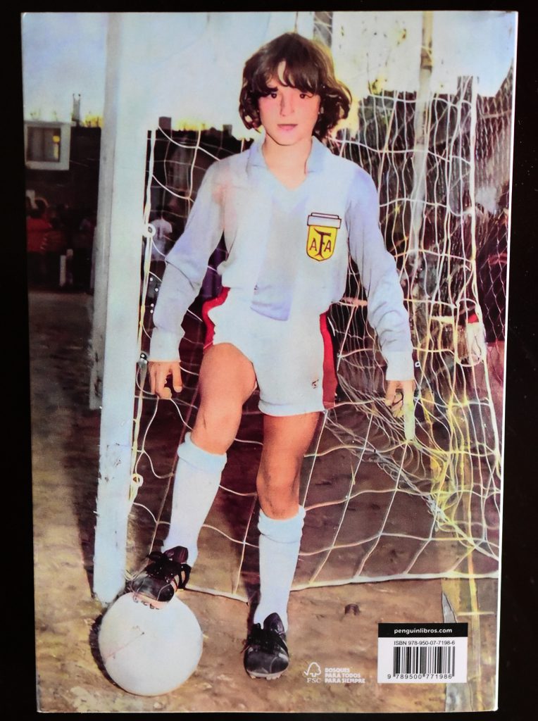 Un Scaloni de 9 años en la canchita de Malvinas, con la camiseta de la Selección, foto de la contratapa de la biografía oficial publicada por Sudamericana.