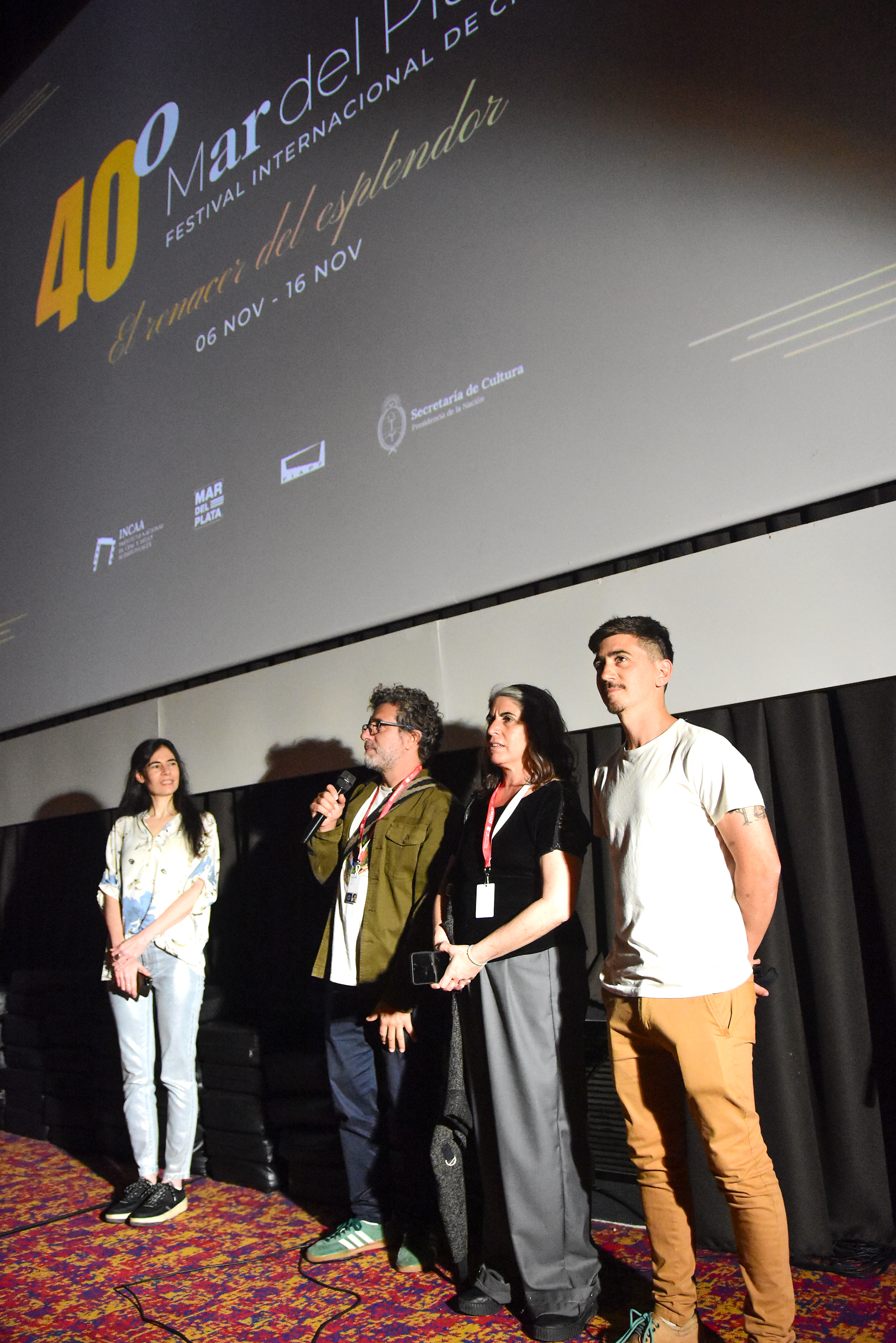 El equipo del documental: Virgili, Chirino y Tazza junto a la presentadora del Festival de Cine.
