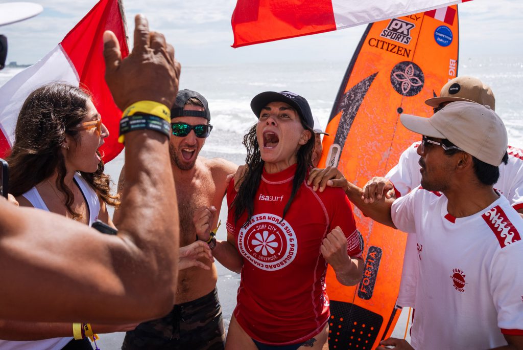 Foto: Pablo Jiménez/ISA La peruana Vania Torres explota de felicidad tras conocer el puntaje de los jueces que le permitió ganar la medalla de oro por 0,37 puntos.