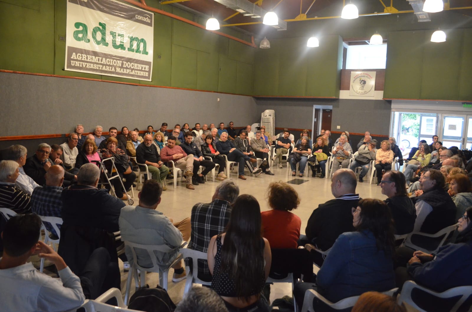Reunión de dirigentes sindicales y fomentistas en ADUM. Señal axelista sobre el PJ local. 